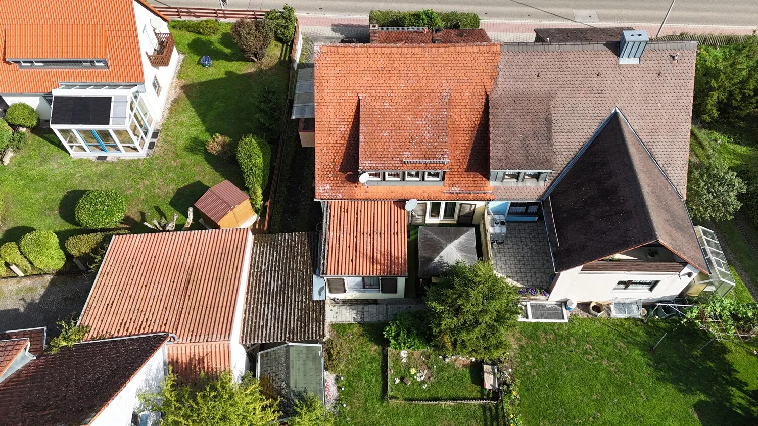 Gepflegte Doppelhaushälfte mit viel Fläche und schön angelegtem Garten!