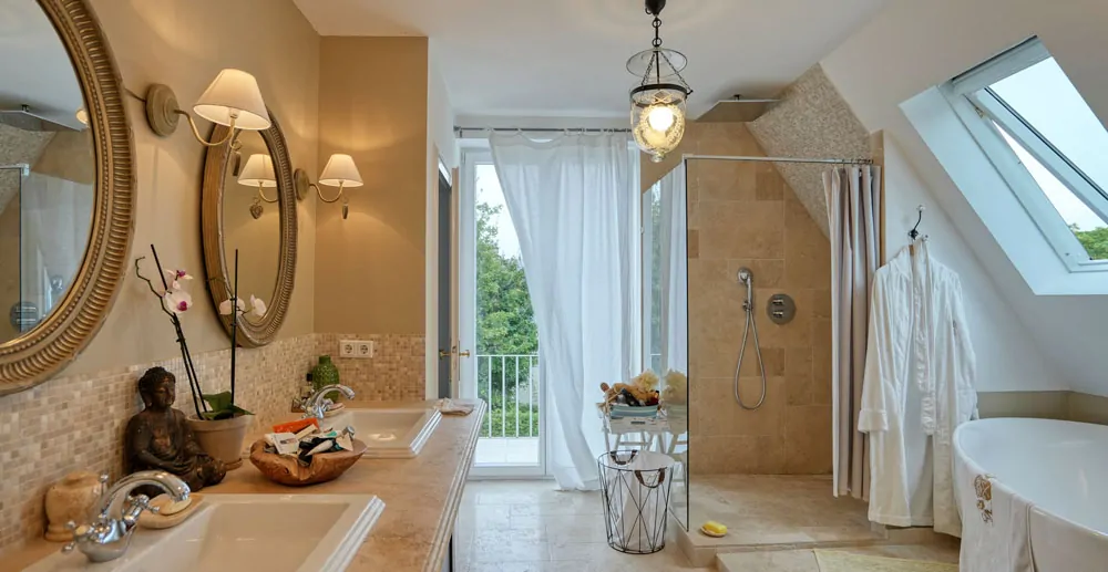 Elternbad mit Dusche und Badewanne