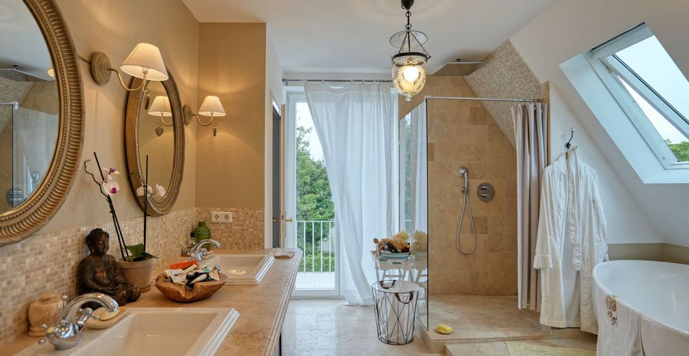 Elternbad mit Dusche und Badewanne