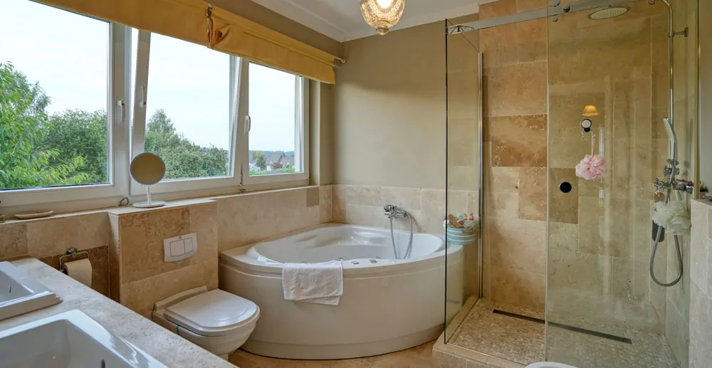 Kinderbad mit Dusche und Badewanne