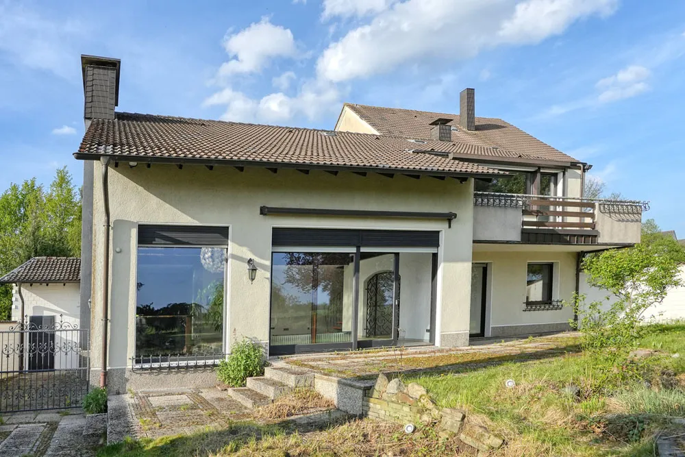 Spacious two-family house with a large plot of land in a natural setting