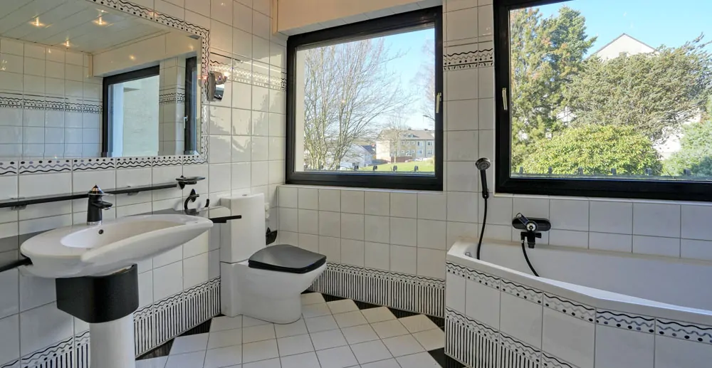 Bad mit Dusche und Badewanne