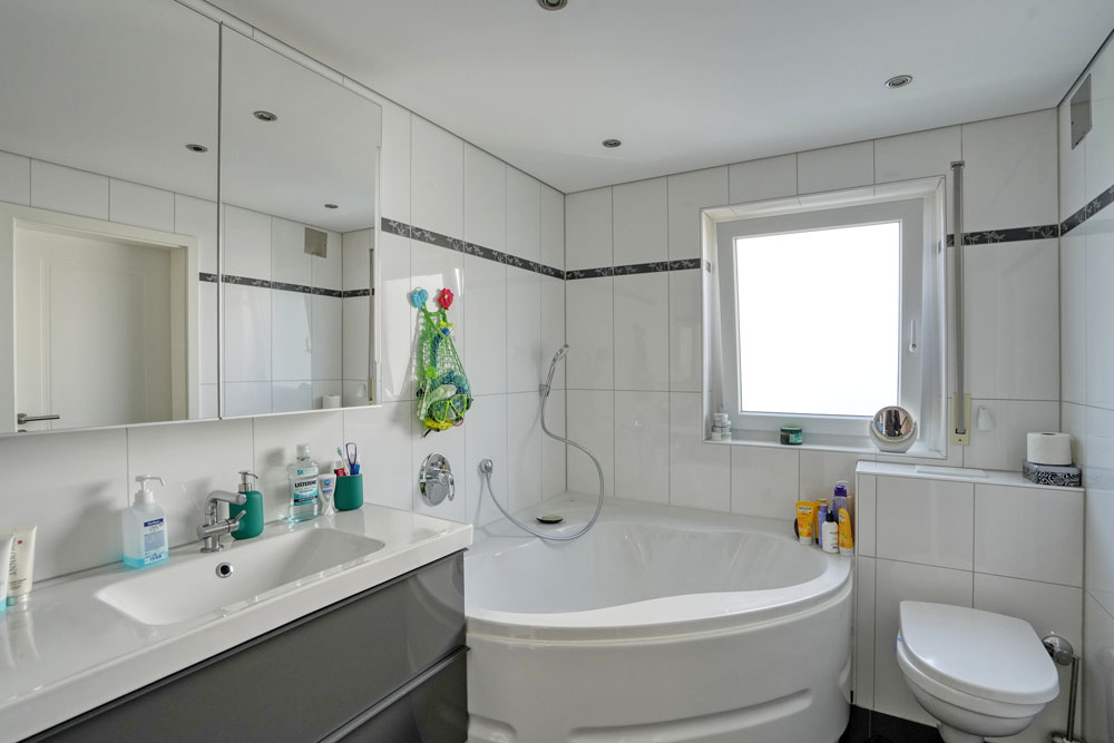 Bad mit Badewanne
