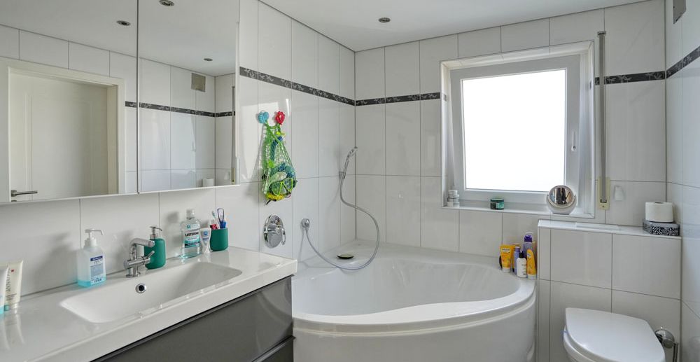 Bad mit Badewanne