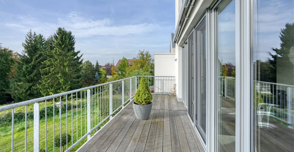 Balkon vor dem Wohnbereich