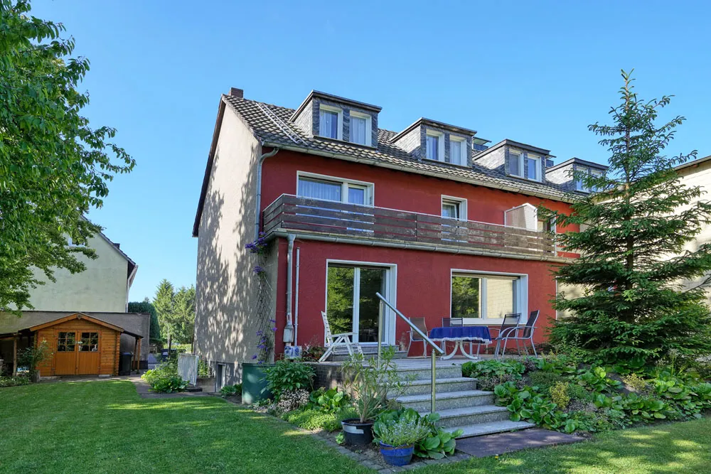 Family-friendly semi-detached house on a large leasehold plot near the city park