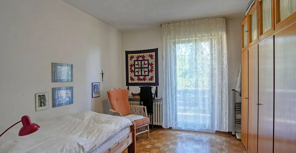 Kinderzimmer mit Zugang zum Balkon