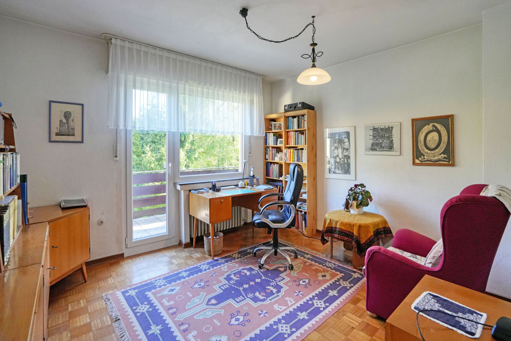 Schlafzimmer mit Zugang zum Balkon