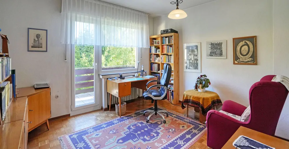 Schlafzimmer mit Zugang zum Balkon