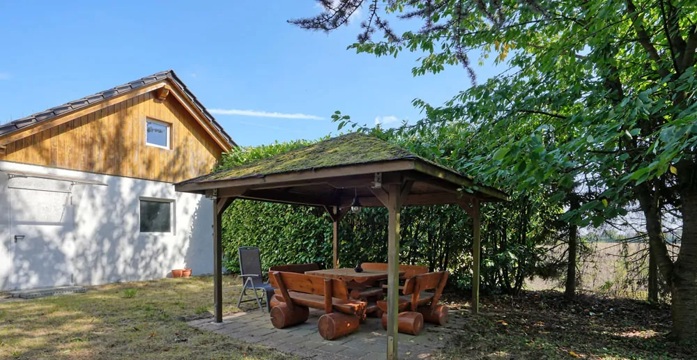 Gartenlaube hinter der Garage