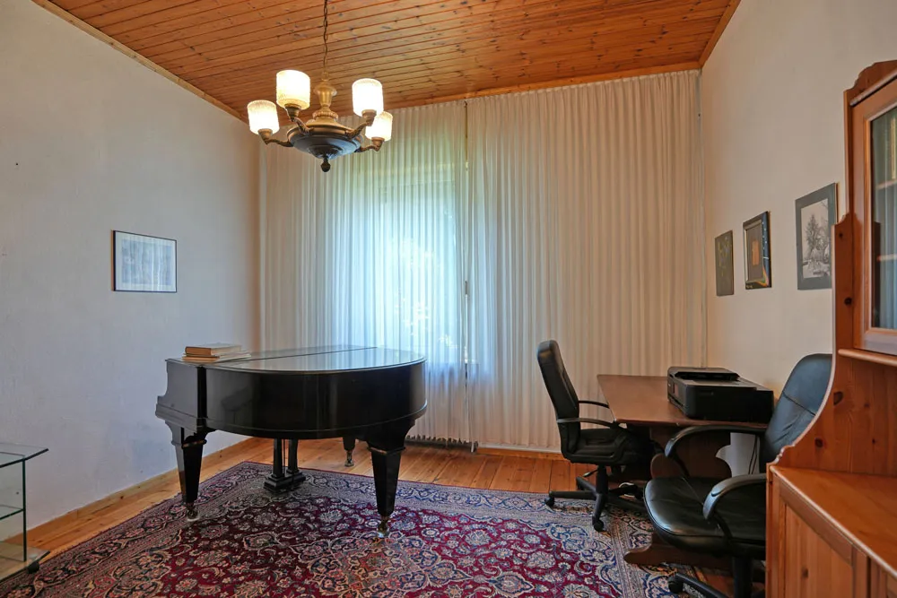 Musik- oder Arbeitszimmer im Erdgeschoss