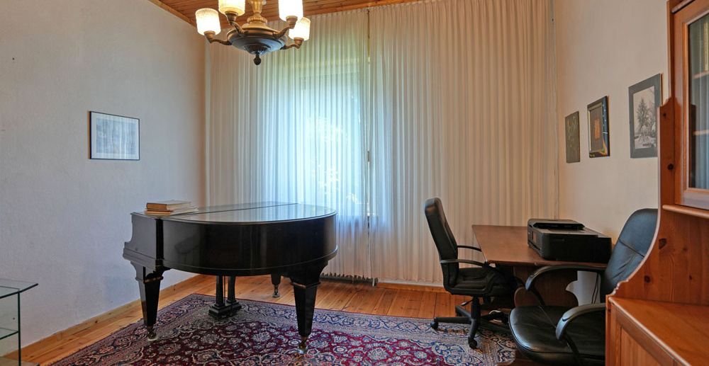 Musik- oder Arbeitszimmer im Erdgeschoss