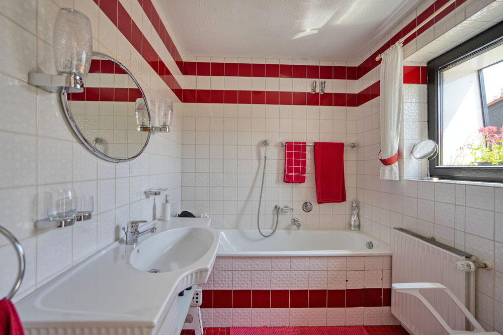 Bad mit Badewanne