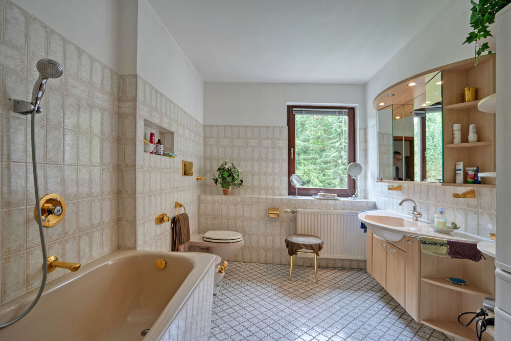 Bad mit Badewanne