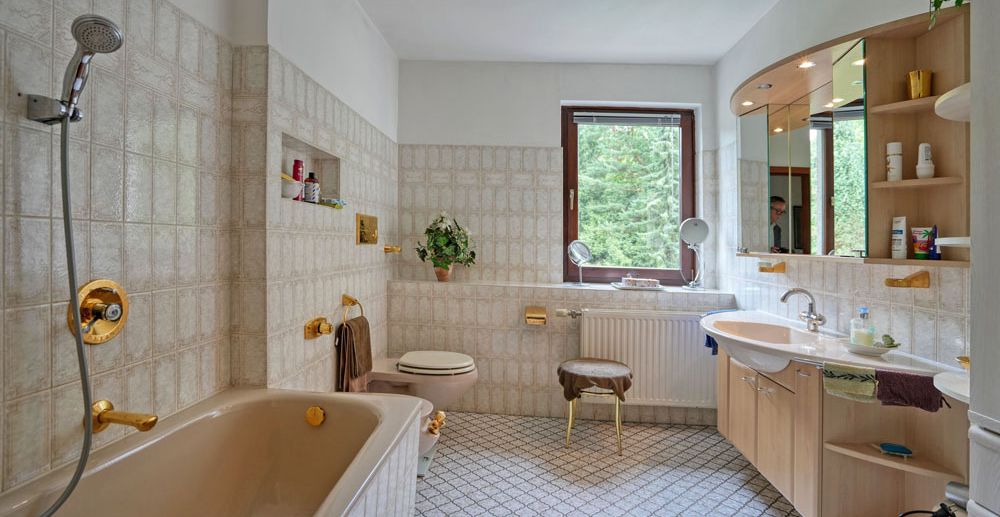 Bad mit Badewanne