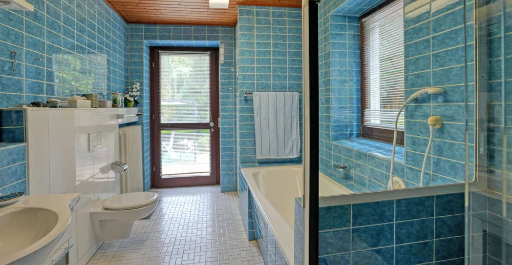 Bad im Erdgeschoss mit Dusche und Badewanne