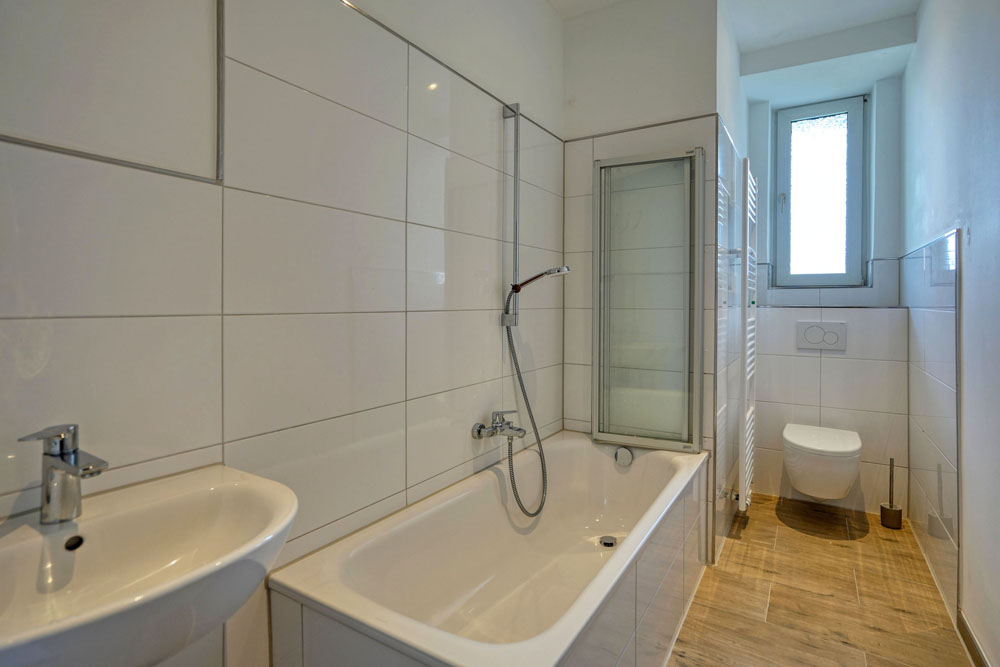 Modernes Bad mit Badewanne