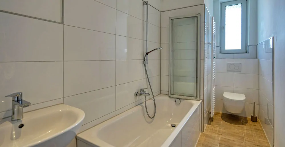 Modernes Bad mit Badewanne