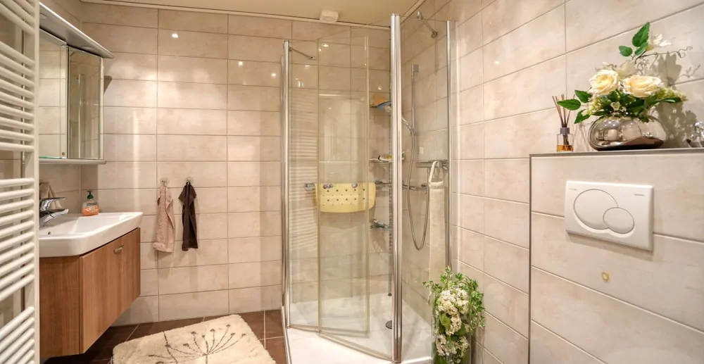 Bad im Erdgeschoss mit Dusche