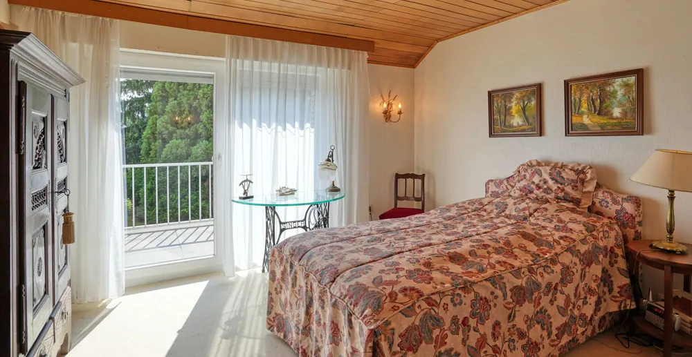 Kinderzimmer mit Zugang zur Dachterrasse