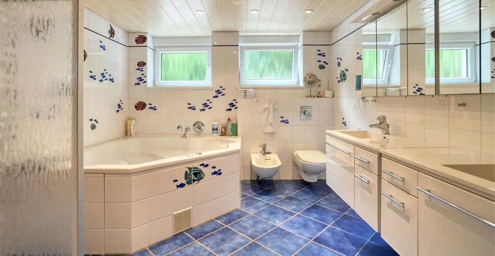 Elternbad mit Dusche und Badewanne