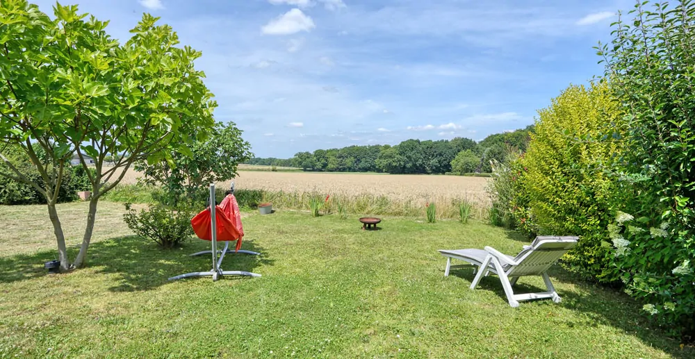 Blick vom Garten auf die angrenzenden Felder
