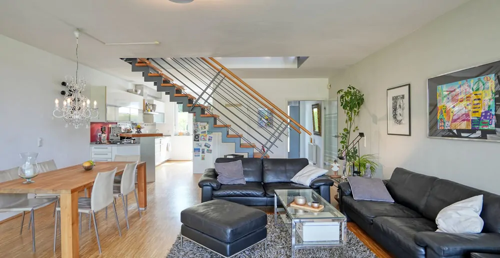 Wohn-/Esszimmer mit Treppe zum Obergeschoss