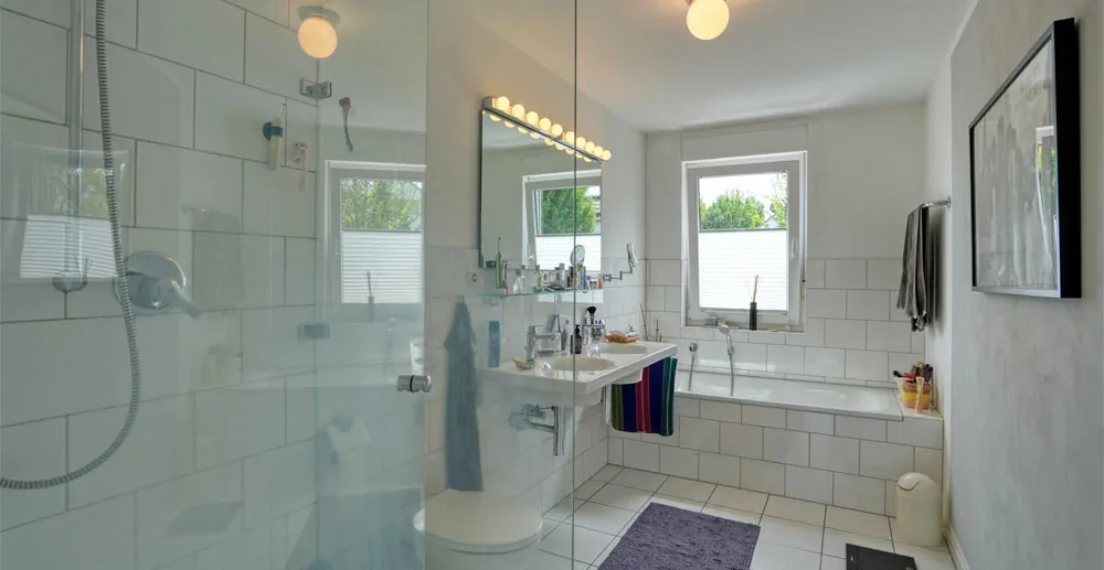 Bad mit Dusche und Badewanne