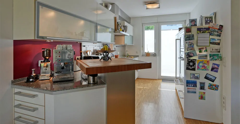 Küche mit Zugang auf eine Terrasse