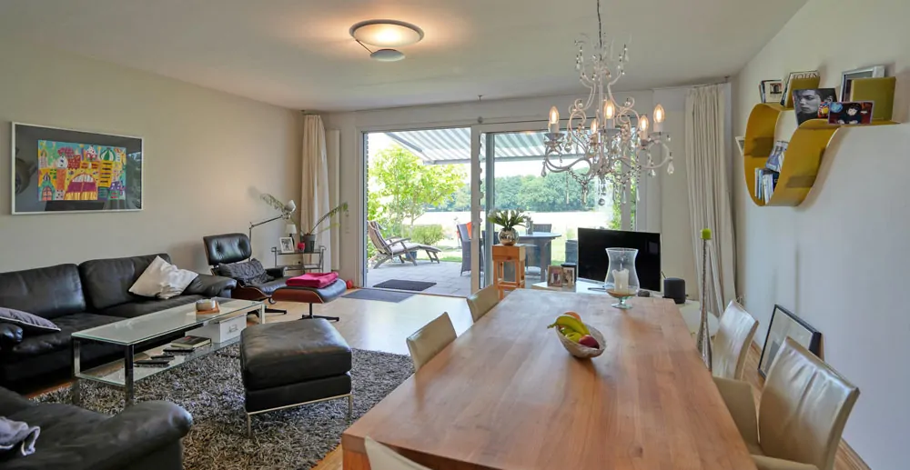 Wohn-/Esszimmer mit Zugang auf die Terrasse