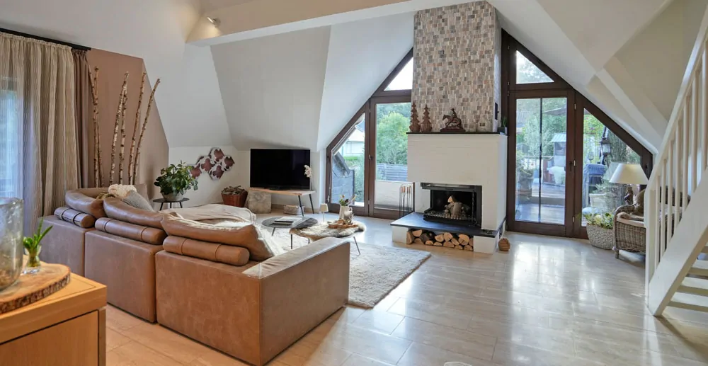 Wohnbereich mit Kamin und mit Zugang zur Terrasse