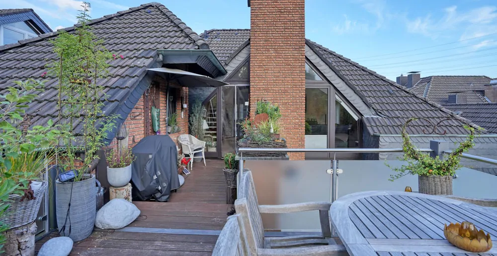 Blick von der Terrasse zum Haus