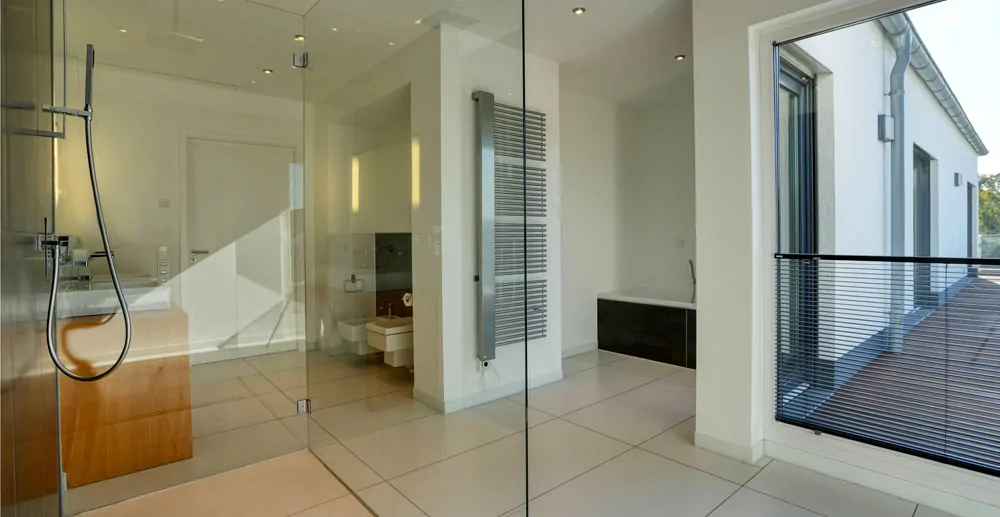 Bad mit Dusche und Badewanne