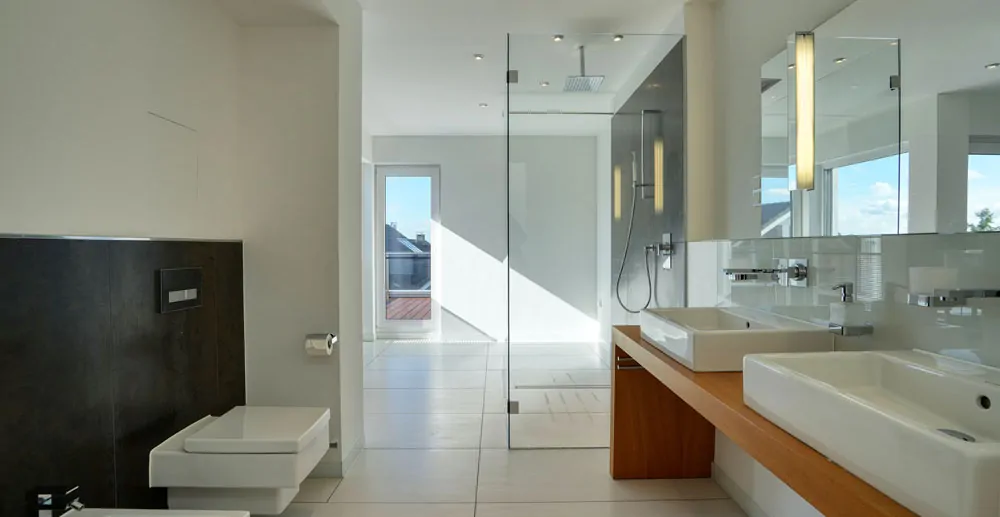 Bad mit Dusche und Badewanne