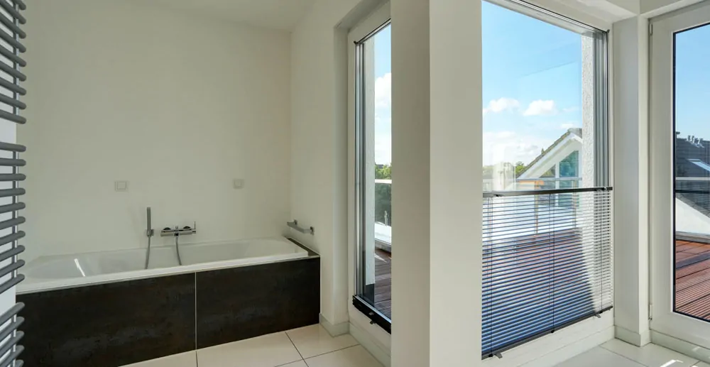 Bad mit Dusche und Badewanne