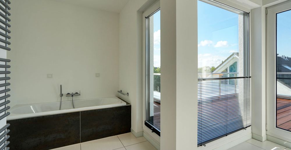 Bad mit Dusche und Badewanne