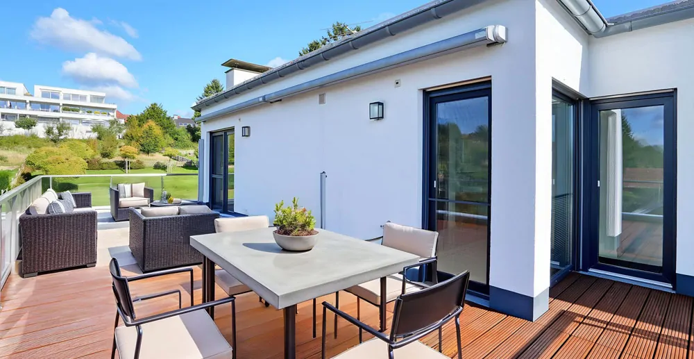 Terrasse vor dem Schlafzimmer – Einrichtungsbeispiel