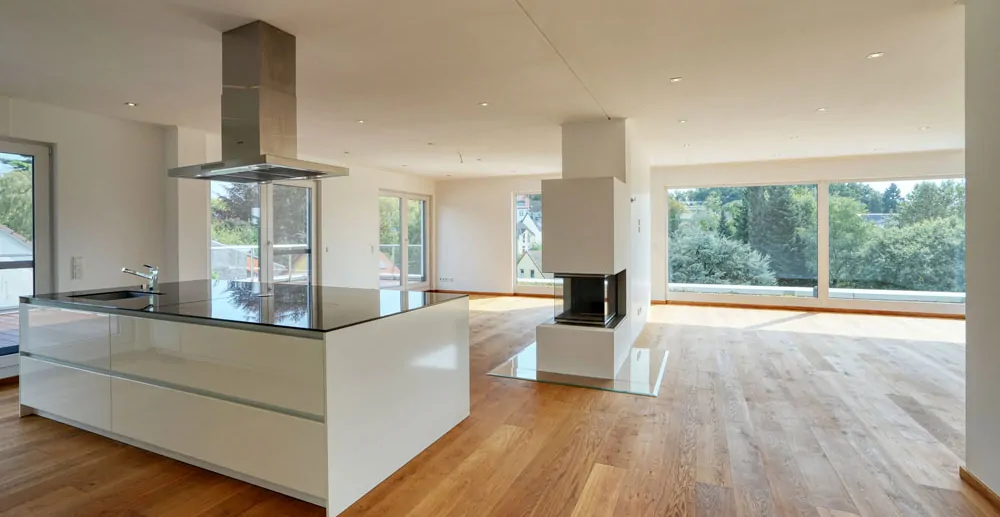 Kochinsel und Wohnbereich – Originalaufnahme