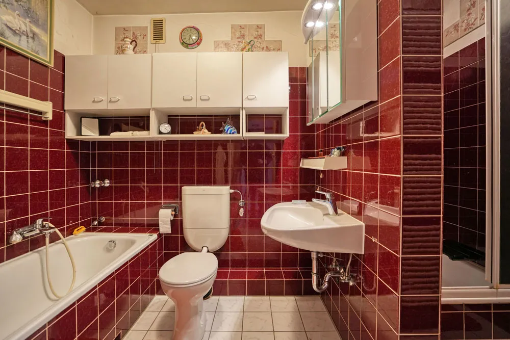 Bad mit Dusche und Badewanne im Obergeschoss