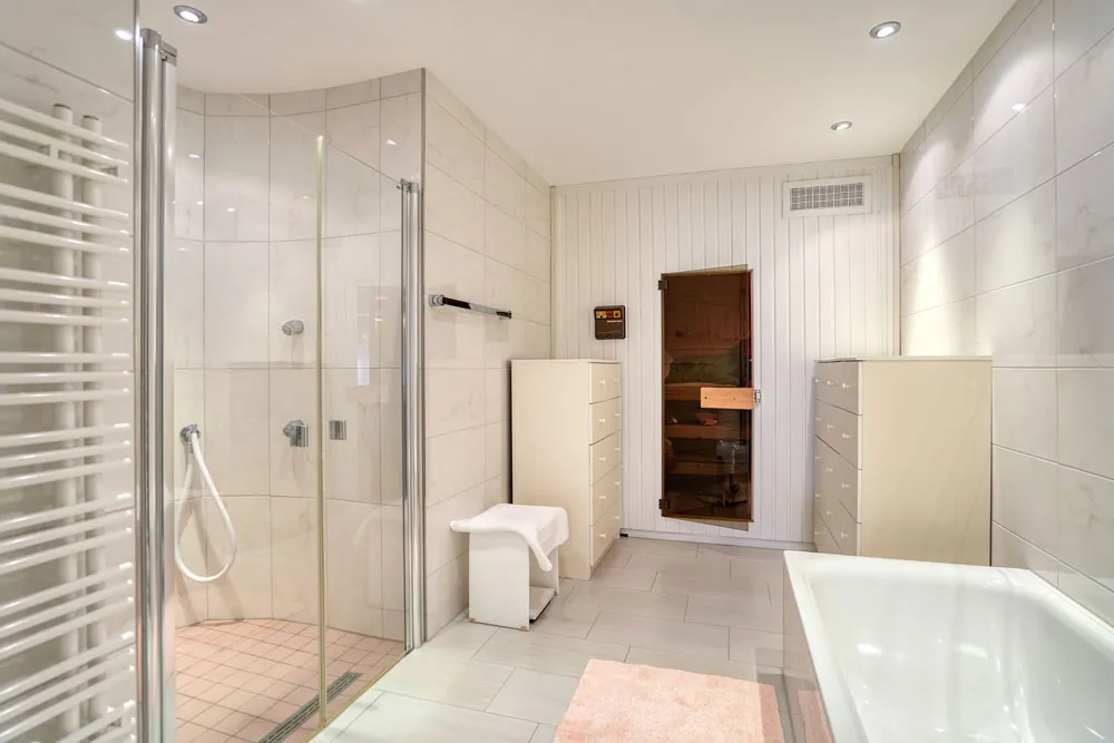Dusche, Badewanne und Sauna im Elternbad