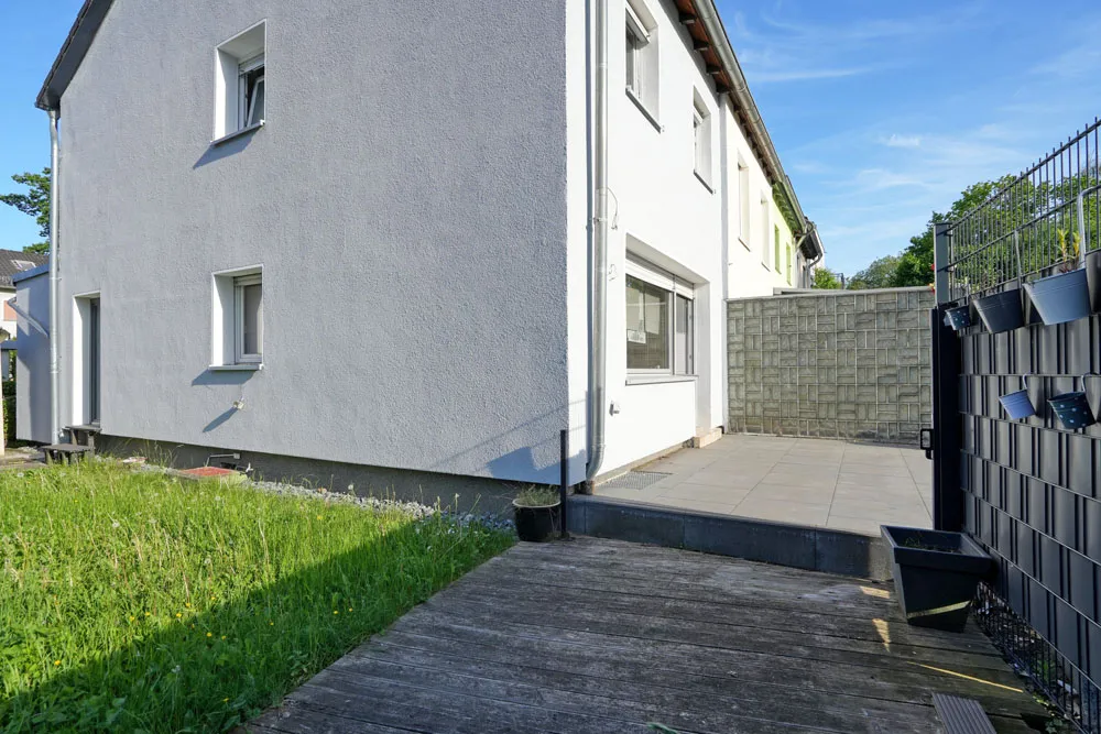 Teilansicht Garten und Terrasse