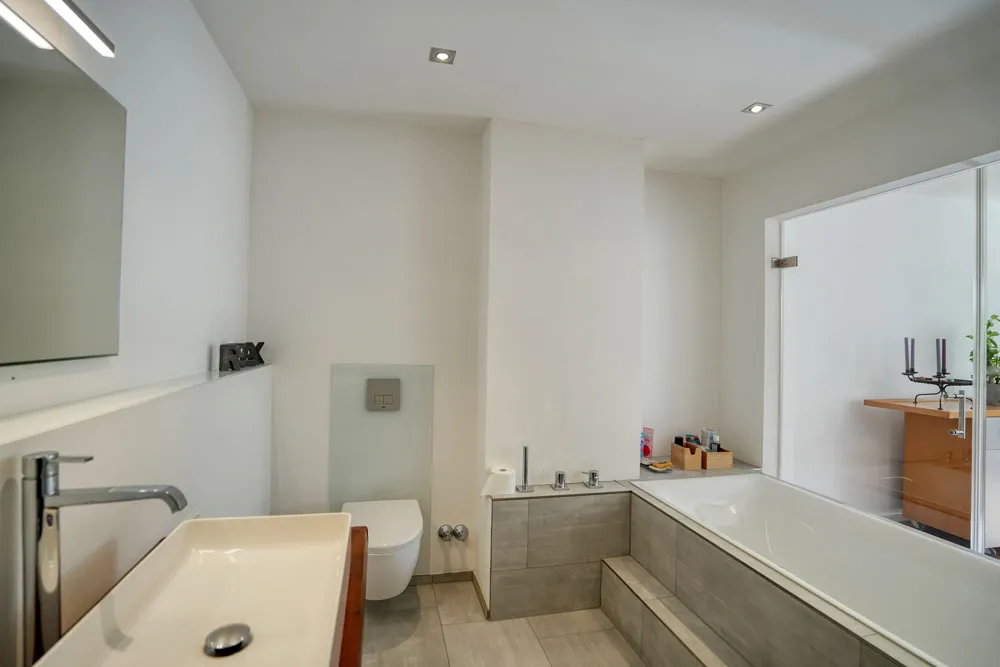 Wannenbad neben dem Schlafzimmer