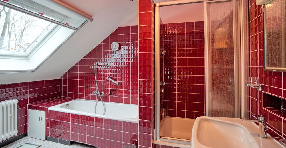 Bad mit Dusche und Badewanne