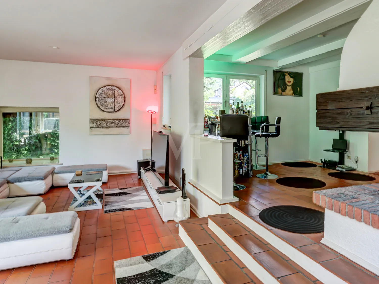 Wohnbereich mit Blick ins Kaminzimmer