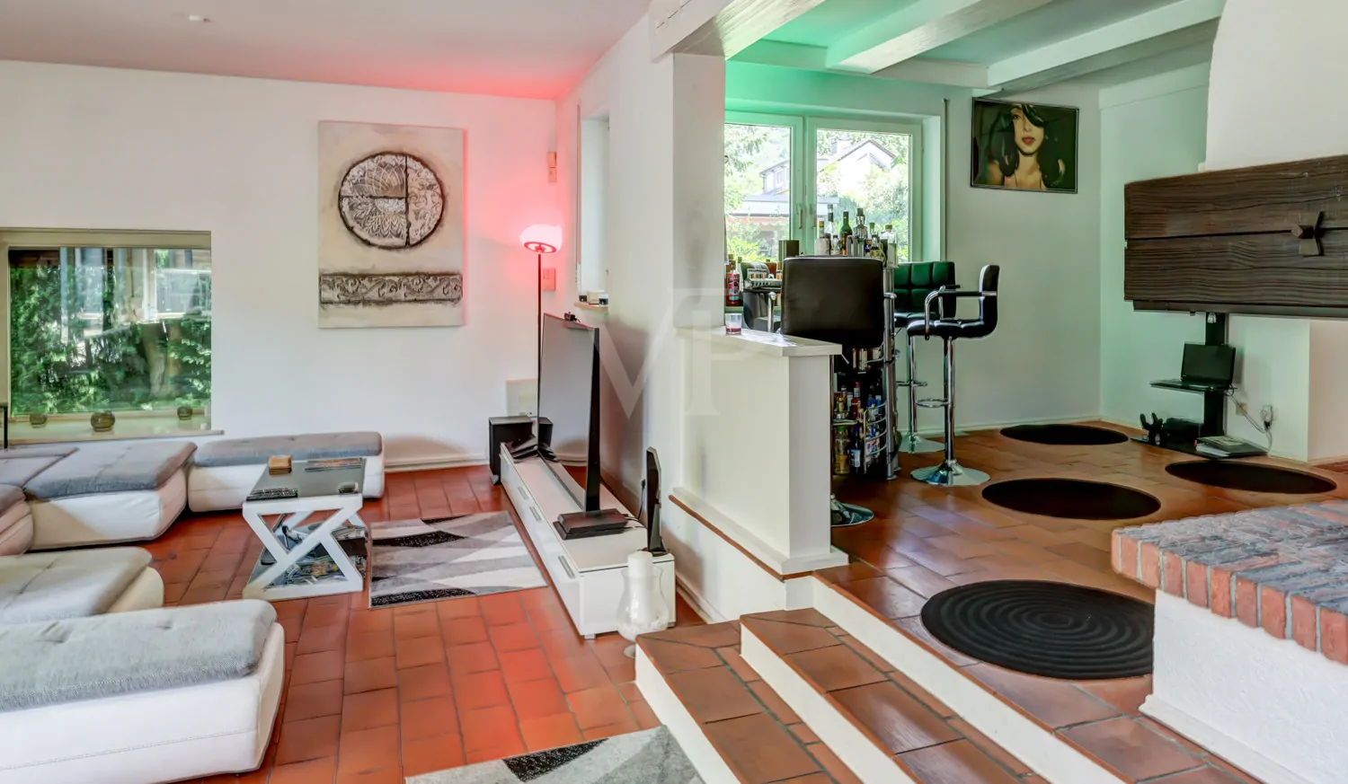 Wohnbereich mit Blick ins Kaminzimmer