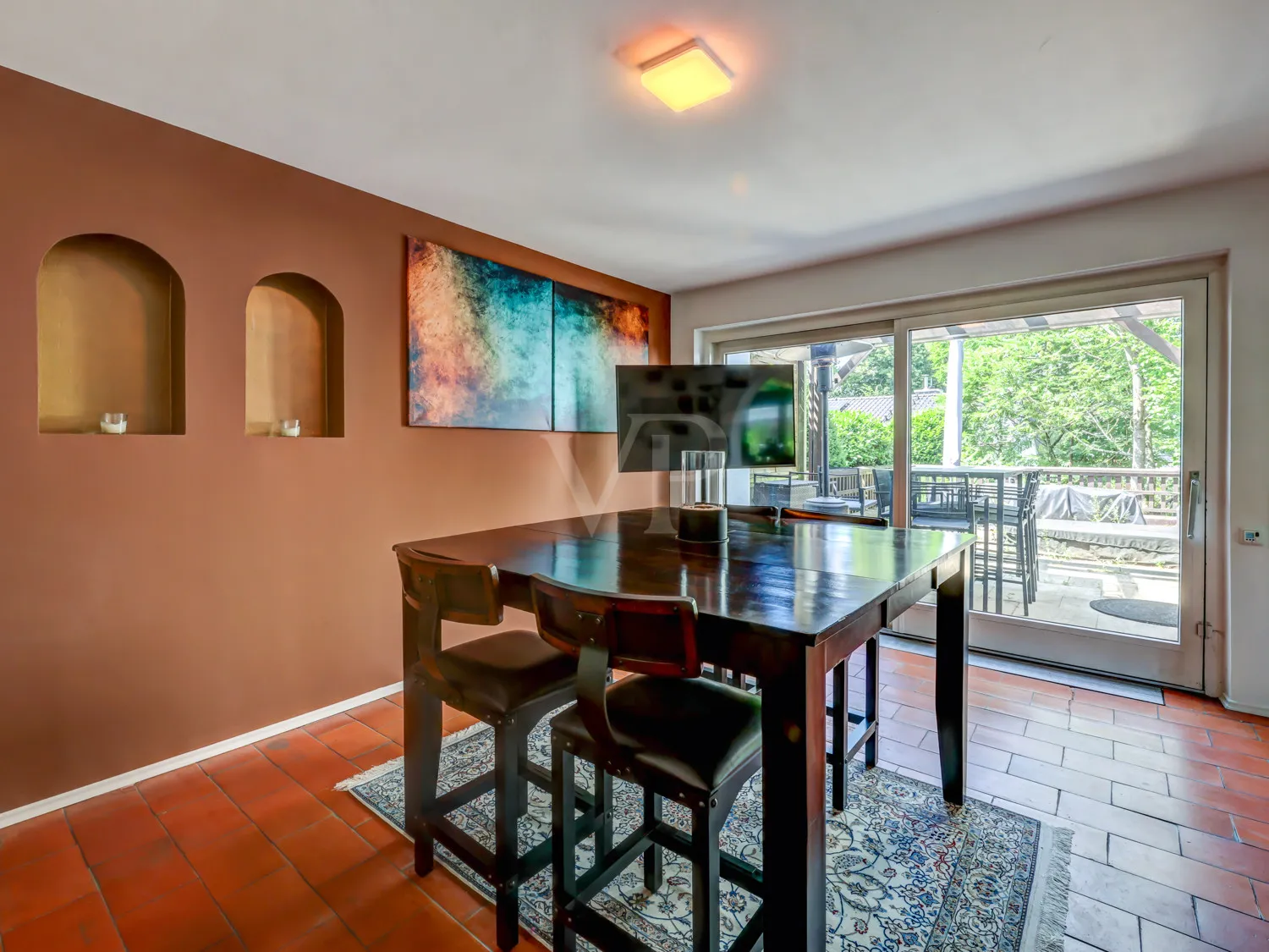 Esszimmer mit Zugang zur Terrasse