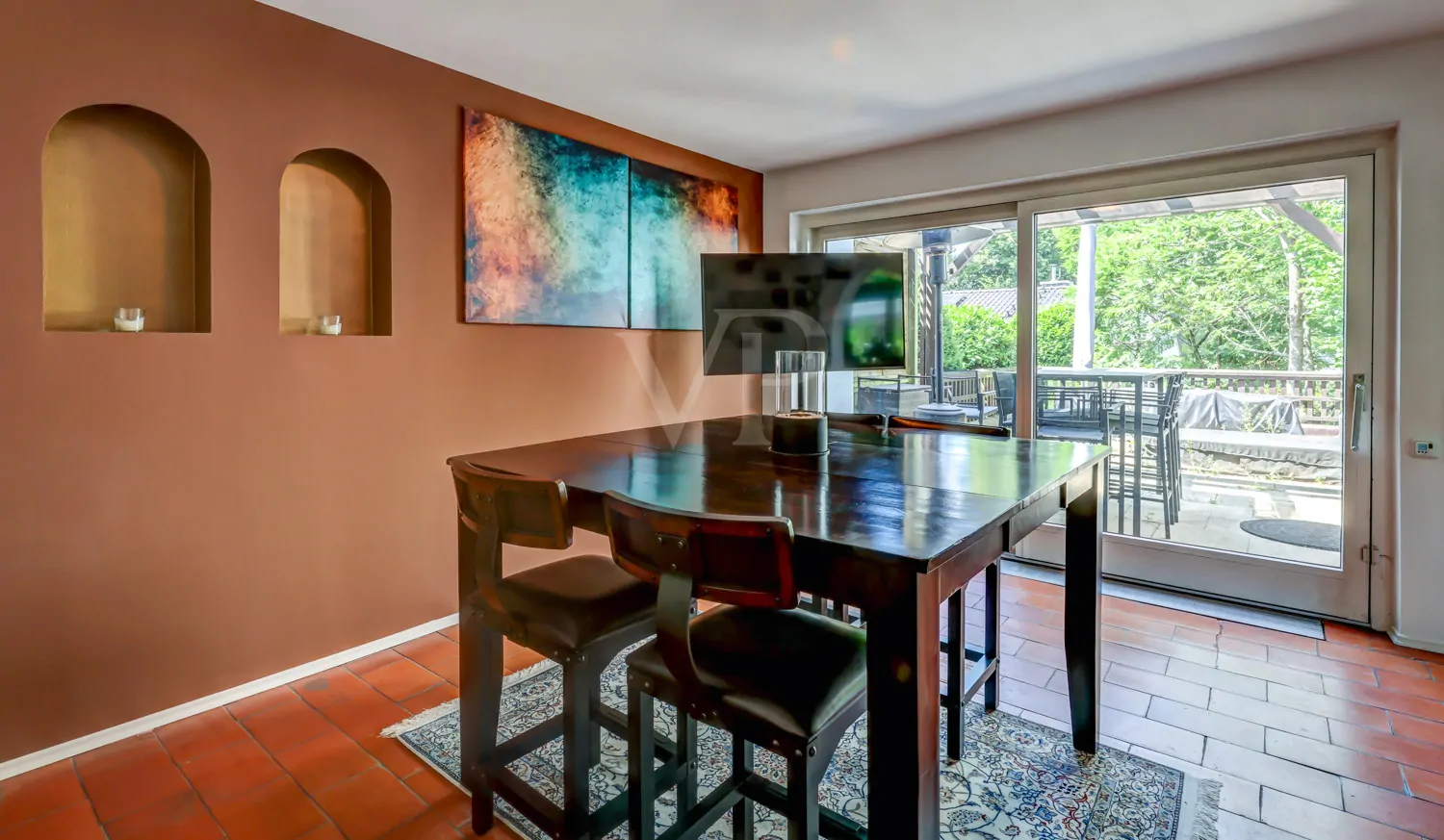 Esszimmer mit Zugang zur Terrasse