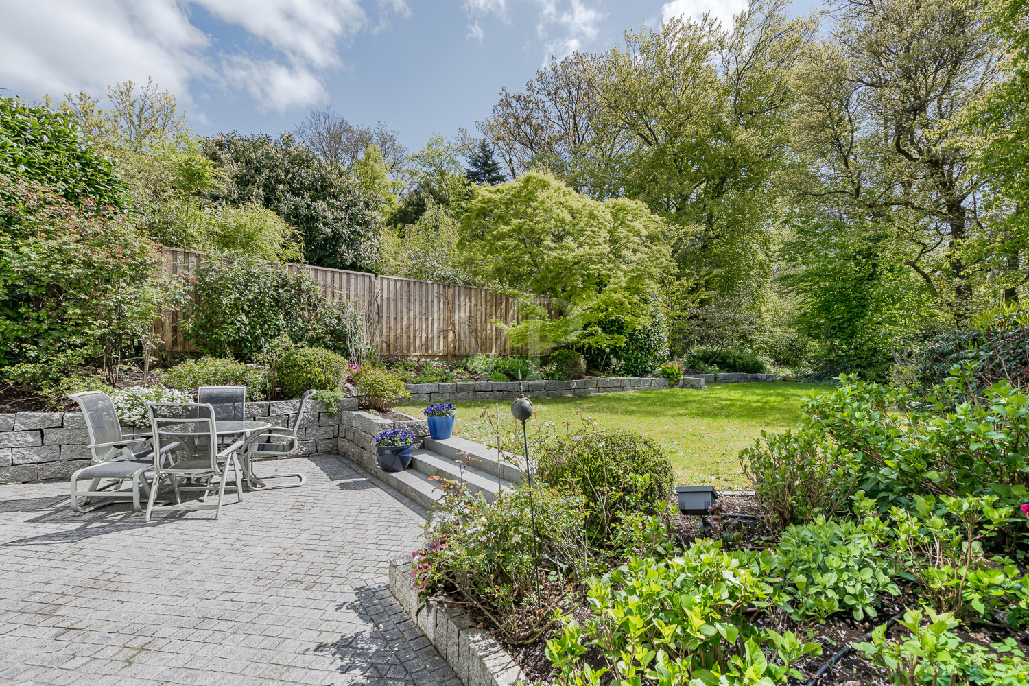 Garten mit Blick in den Wald