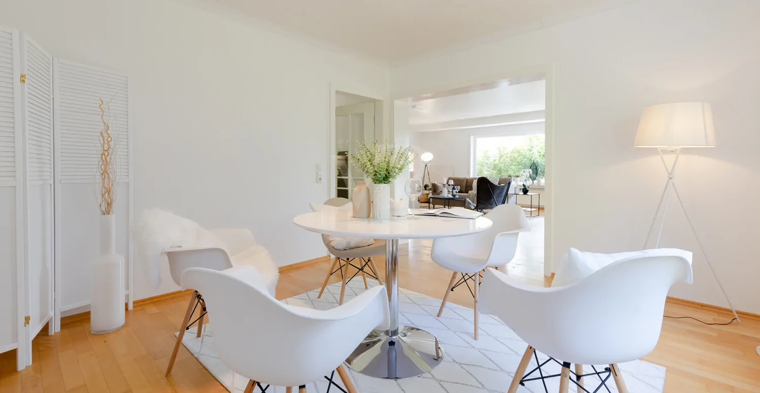 Essbereich mit Blick ins Wohnzimmer