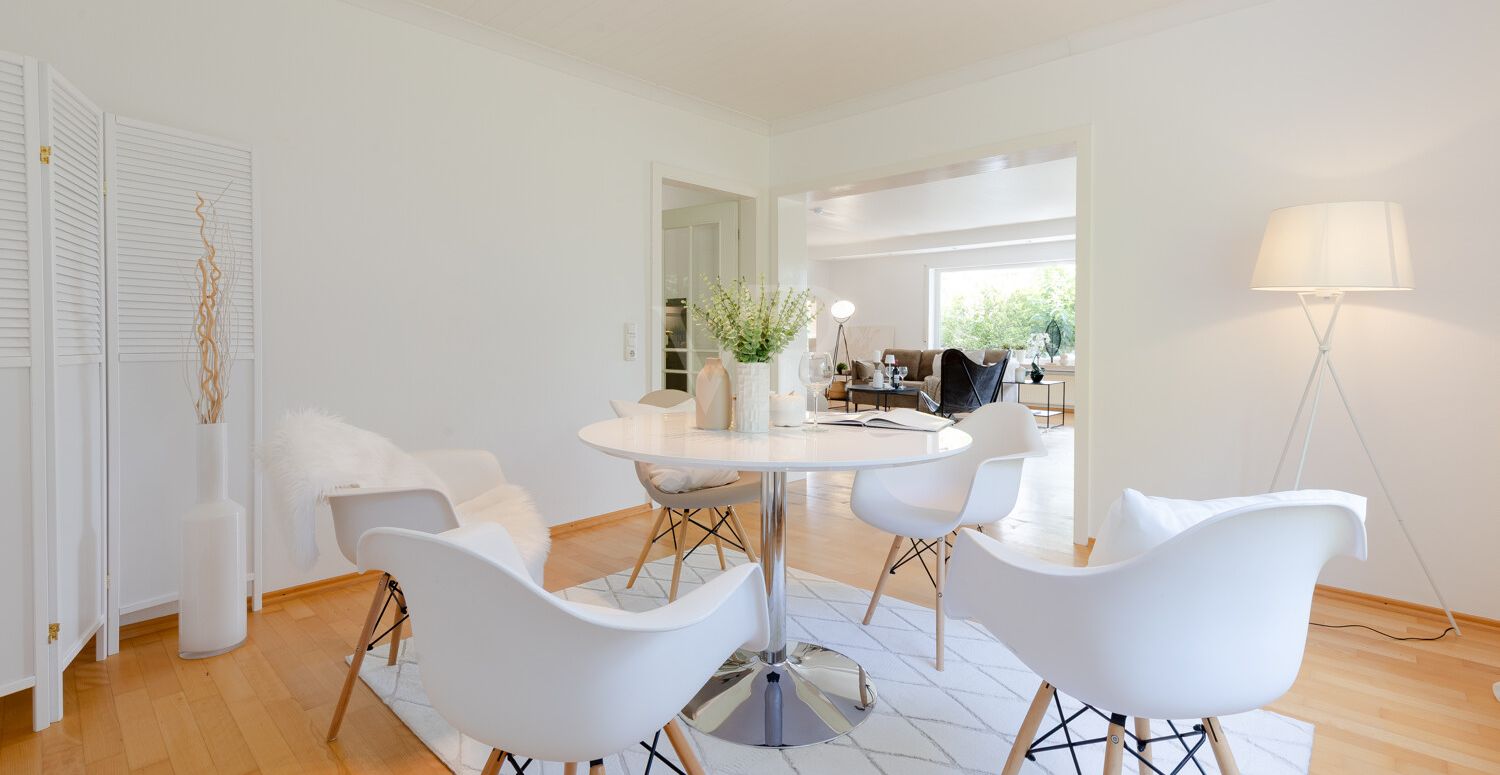 Essbereich mit Blick ins Wohnzimmer